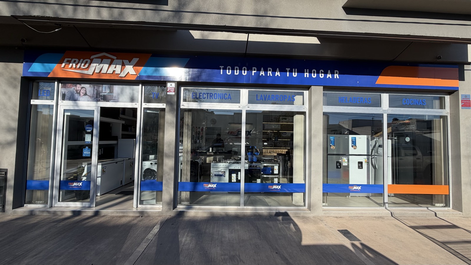 Frente del local de FrioMax en Alberti 242, Rauch